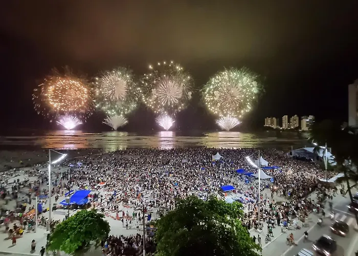 Apto Frente Mar Pé na Areia 6 Hóspedes 2 vagas Guarujá